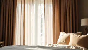 Bekijk verduisterende gordijnen die elegant de slaapkamer verfraaien met een luxe uitstraling.