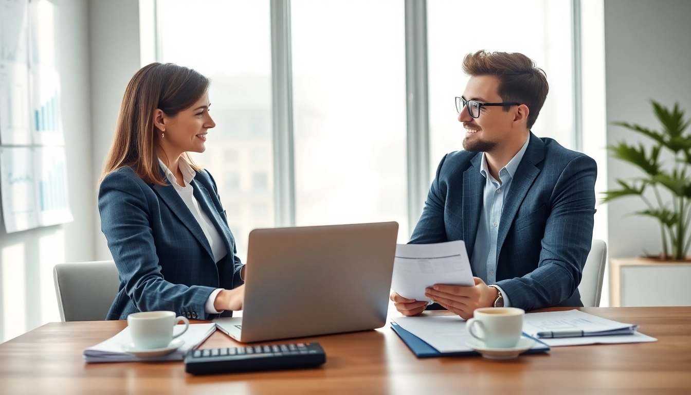 Profesjonalne usługi księgowe w ciepłym otoczeniu biurowym, przedstawiające 'Usługi księgowe' z życzliwym księgowym pomagającym klientowi.